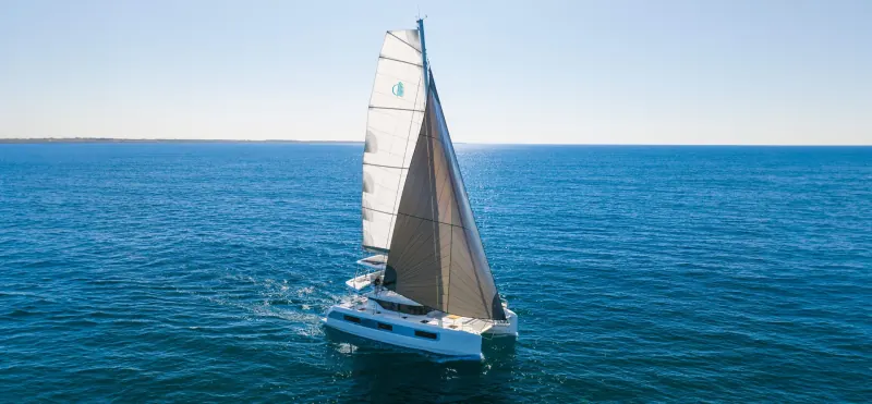 Lagoon 47: catamarano Lagoon 47 in navigazione a vela, visto dall’alto