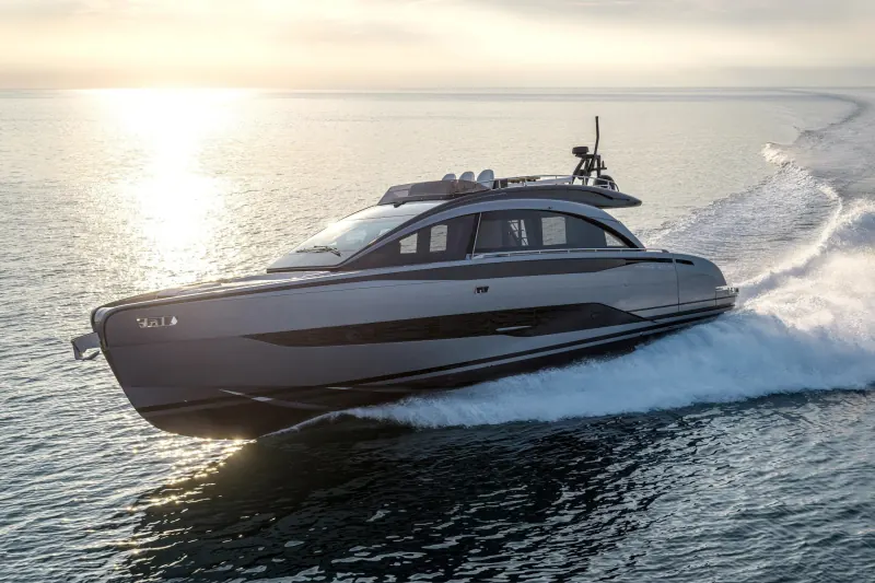 Pershing GTX70: Pershing GTX70 grigio titanio in navigazione al tramonto