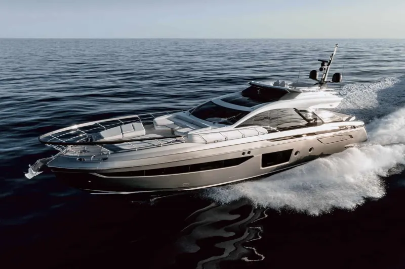 Azimut S8: Azimut S8 color titanio in navigazione in mare aperto