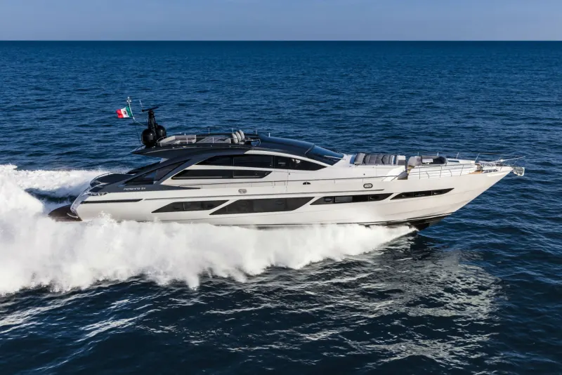 Pershing 9X: Pershing 9X bianco e grigio in navigazione in mare aperto