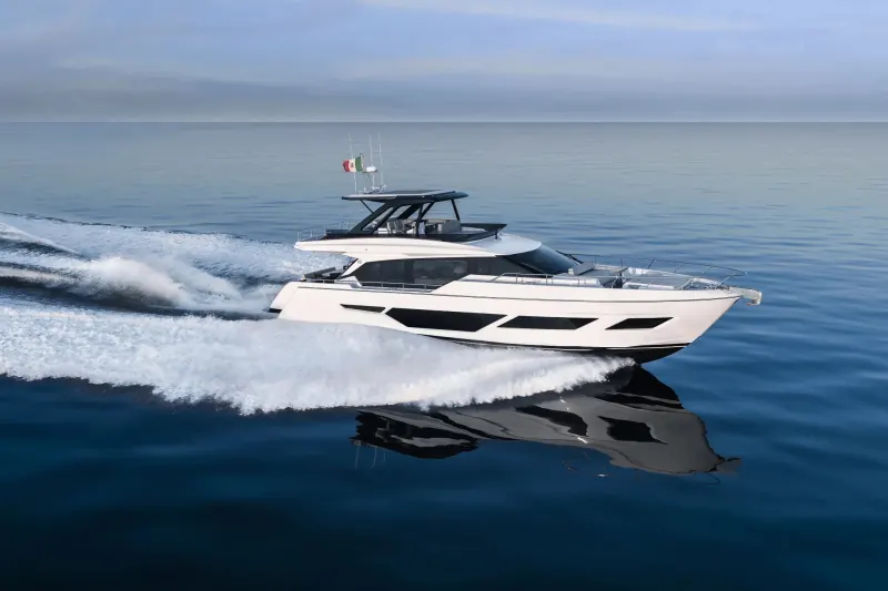 Ferretti Yachts 720: Ferretti Yachts 720 in navigazione su mare calmo