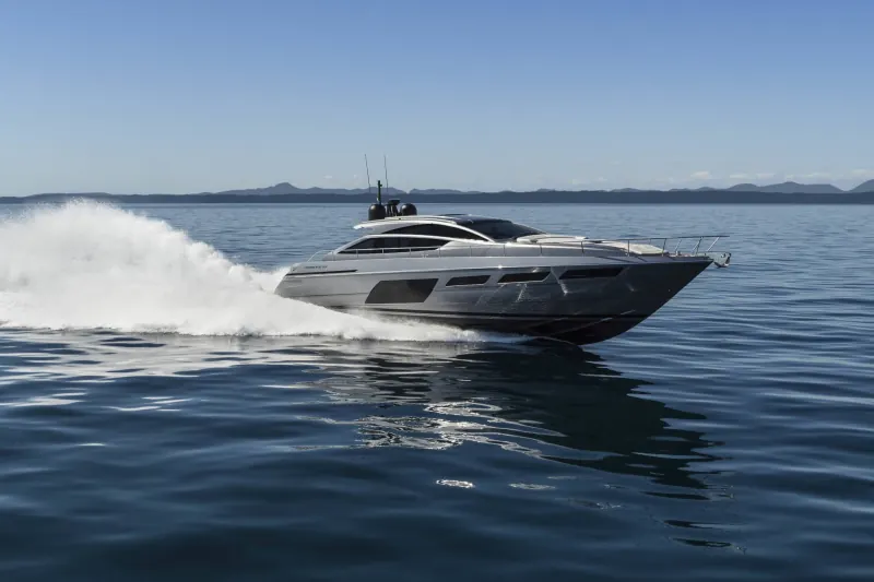 Pershing 6X: Pershing 6X grigio in navigazione su mare calmo