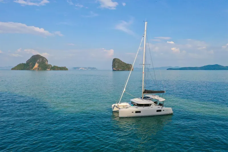 Lagoon 42: catamarano Lagoon 42 all’ancora in un mare turchese, visto dall’alto
