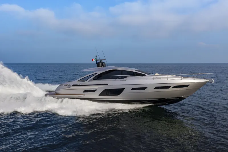 Pershing 7X: Pershing 7X argento in navigazione veloce, visto di lato